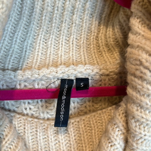 Moon and Madison tan long sleeve turtleneck knitted sweater size S - Picture 2 of 3